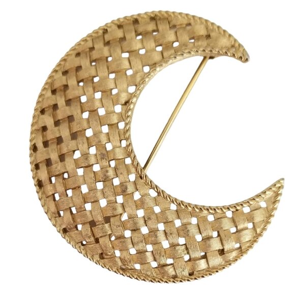 Trifari Crown Over T Gold Tone Lattice Crescent Moon Brooch, Signed M431 - Picture 6 of 7